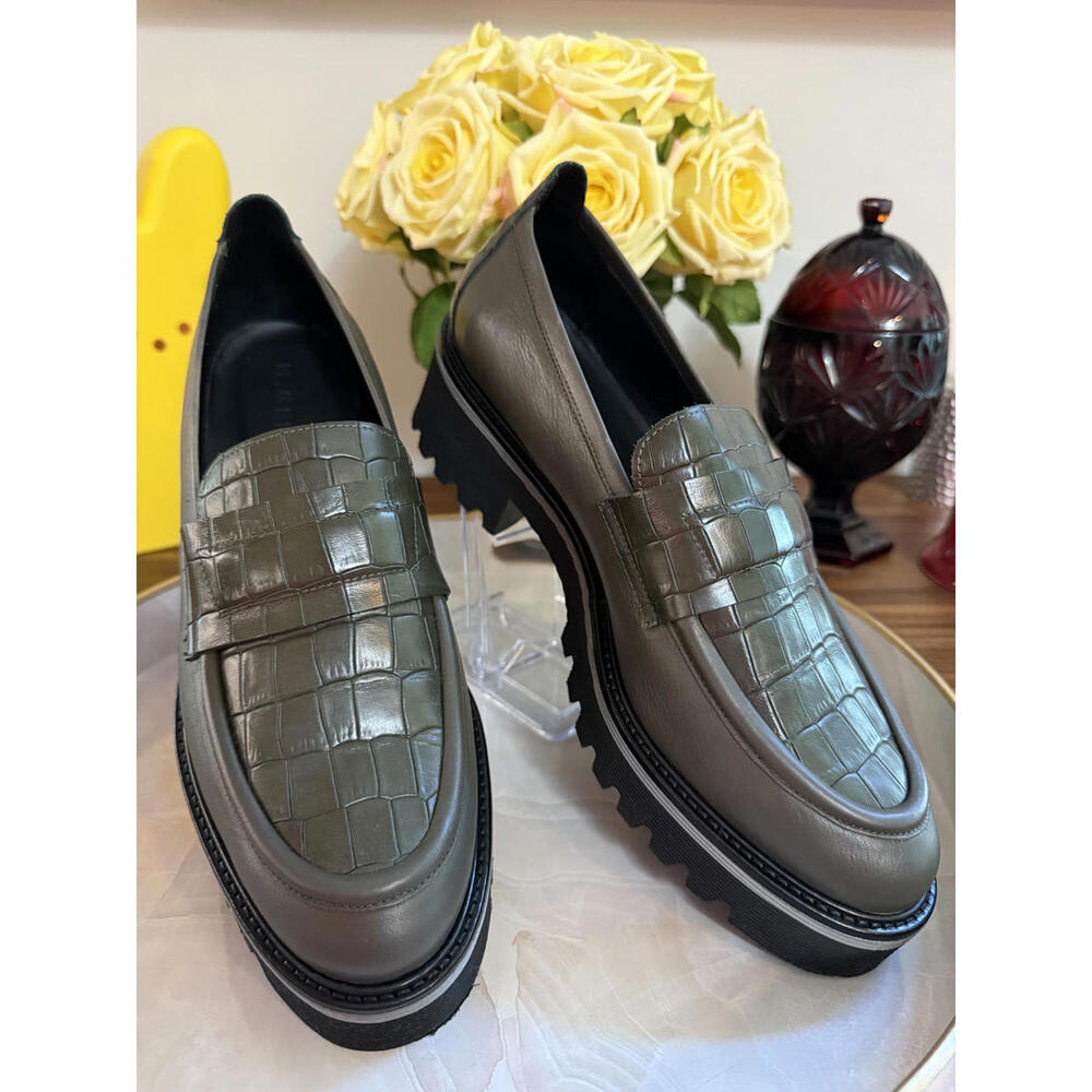 M. Gemi NWOT Handmade Elsa Croco Printed Loafers-Size 40.5 / 9.5-Green